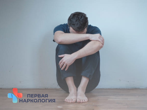 Мужчина сидит на полу